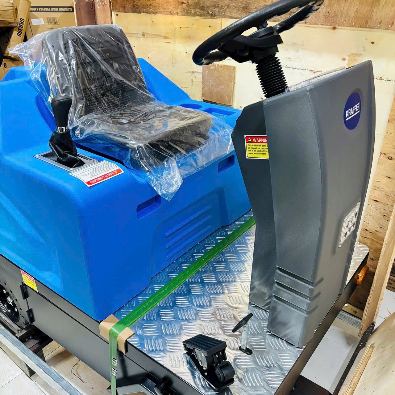 MÁY QUÉT RÁC NGỒI LÁI KRAFFER KF260 - sử dụng 2 bàn chải - Ảnh 5