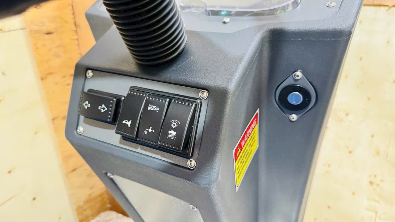 MÁY QUÉT RÁC NGỒI LÁI KRAFFER KF260 - sử dụng 2 bàn chải - Ảnh 10